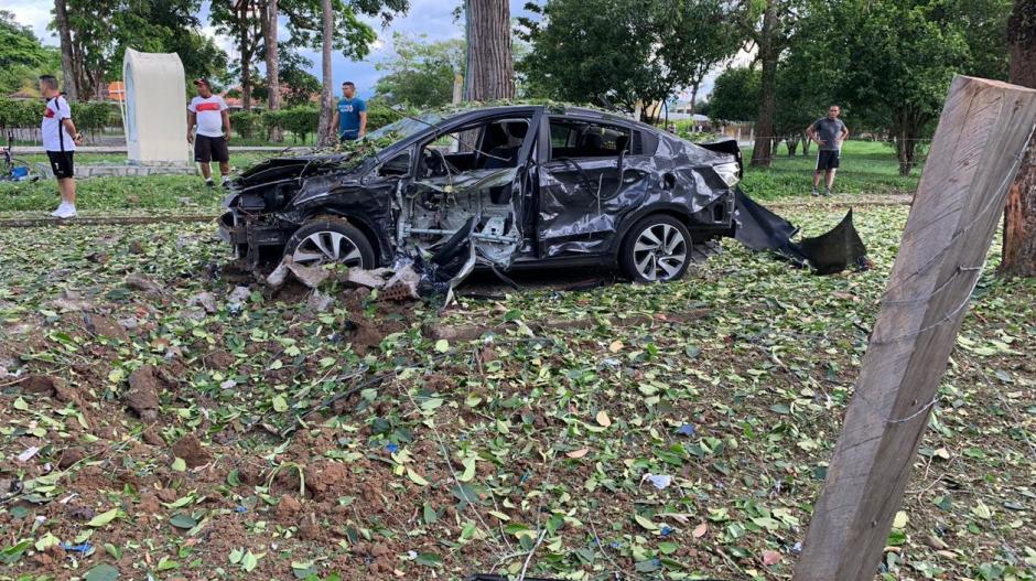 Una de las cargas destruyó un vehículo que estaba estacionado.