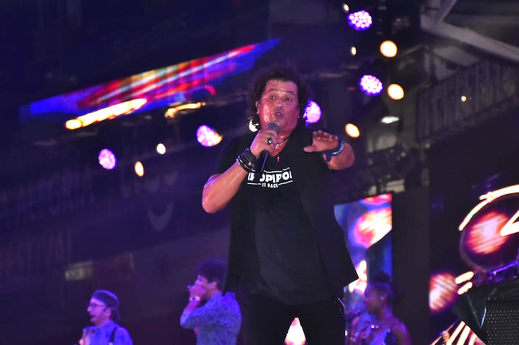  Carlos Vives en pleno show.