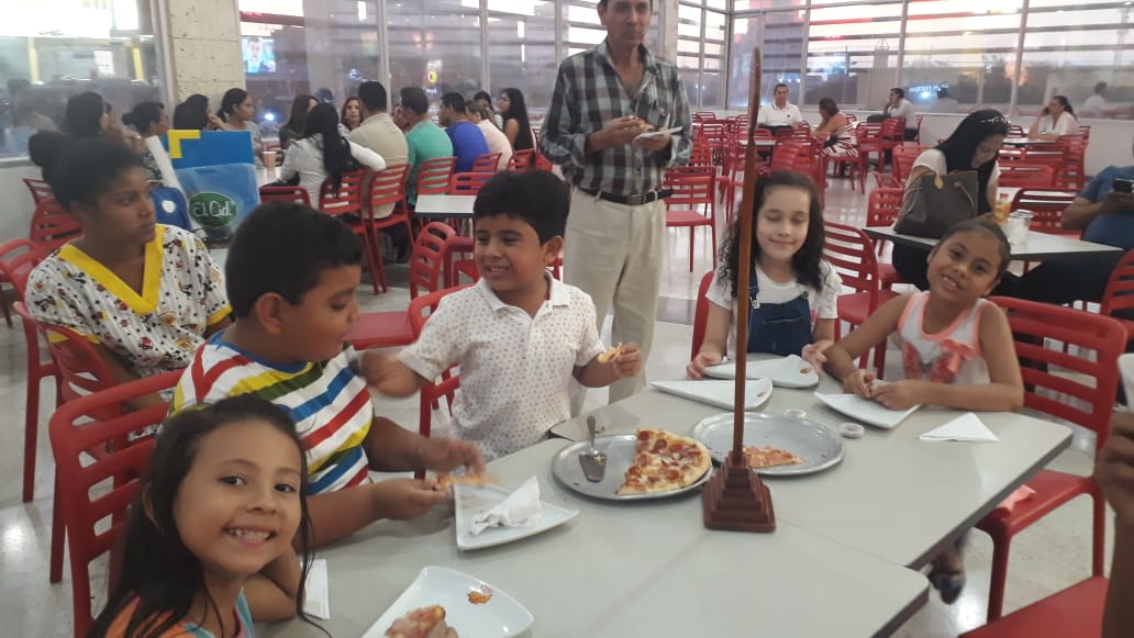 Esta es la prueba de que los niños estaban consumiendo en la plazoleta de comidas, la tarde que los expulsaron del Ocean Mall.