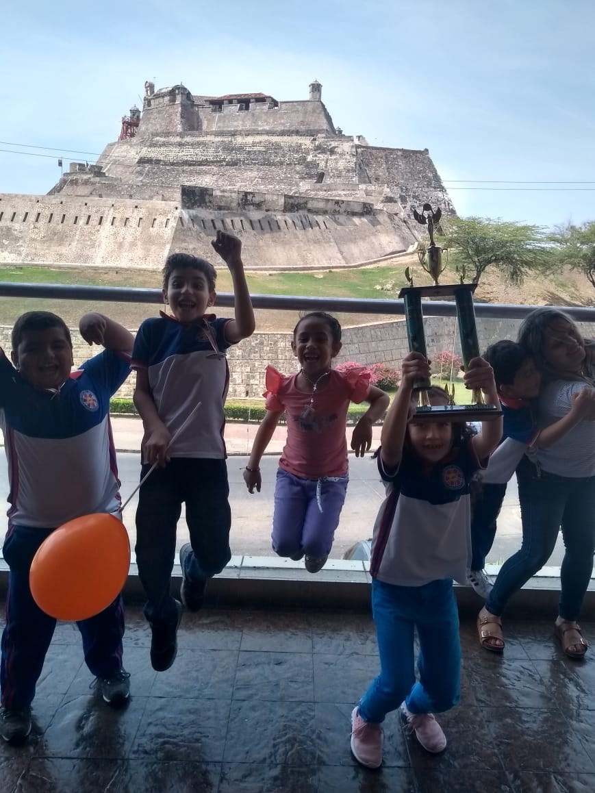 En un centro comercial de Cartagena incentivan la práctica de ajedrez, en vez de expulsarlos.