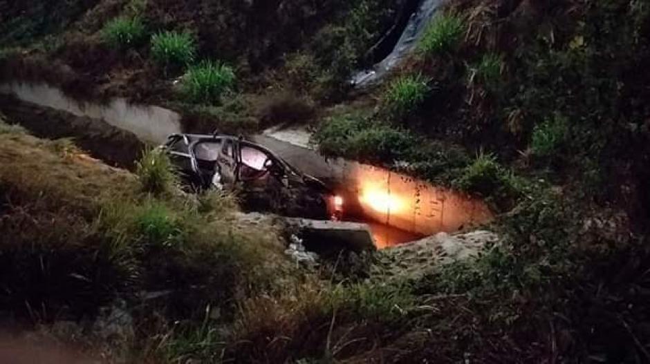 En esta cuneta quedó el vehículo que chocó contra una patrulla de la Policía.