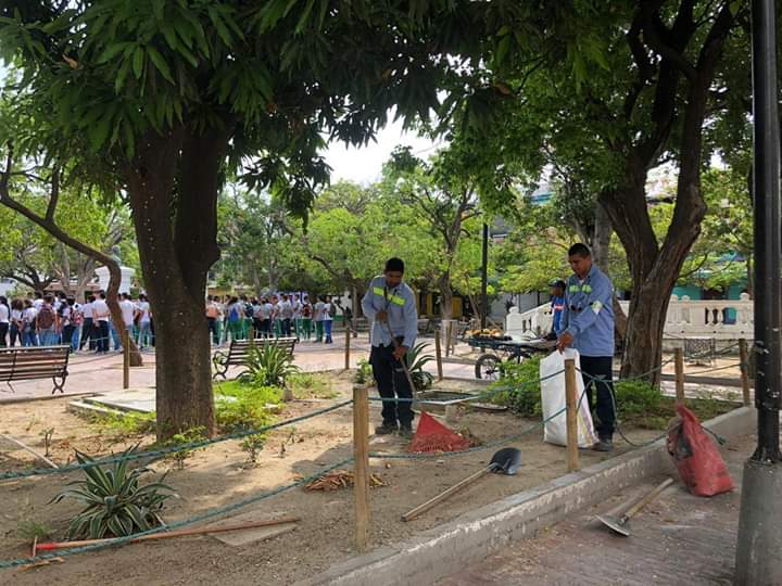 Limpieza en el concurrido sector del Centro Histórico de Santa Marta