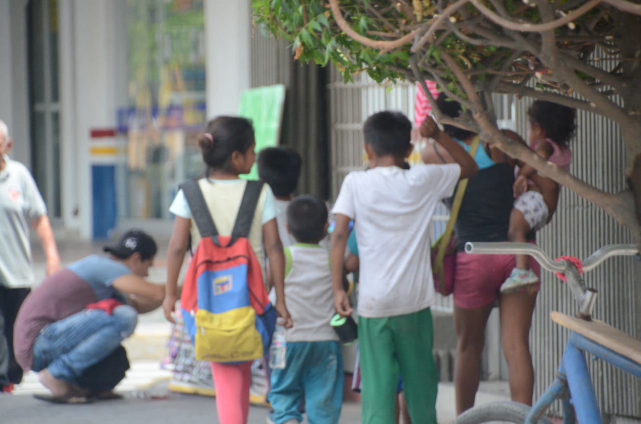 En Santa Marta se volvió costumbre ver a niños en las calles pidiendo.