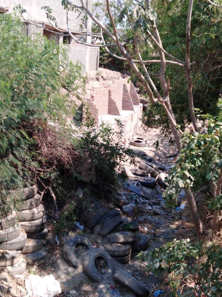 Llantas en una quebrada que luego conecta con el Río Manzanares.