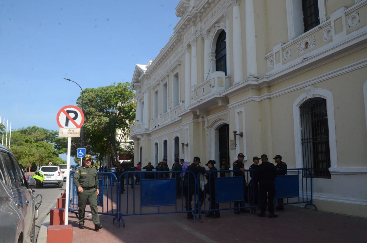 Así es el panorama de las afueras de la Alcaldía este jueves.