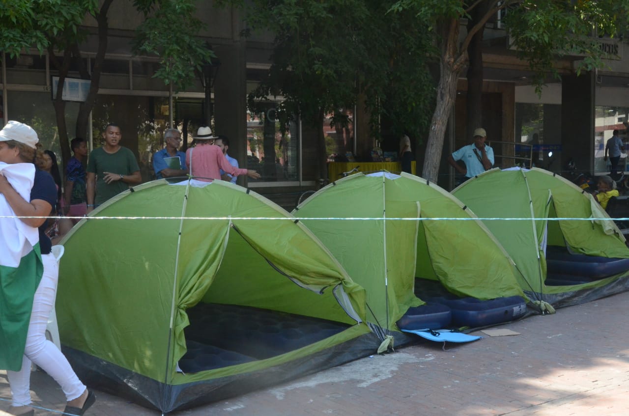 Carpas donde pasaron la noche simpatizantes de Fuerza Ciudadana.