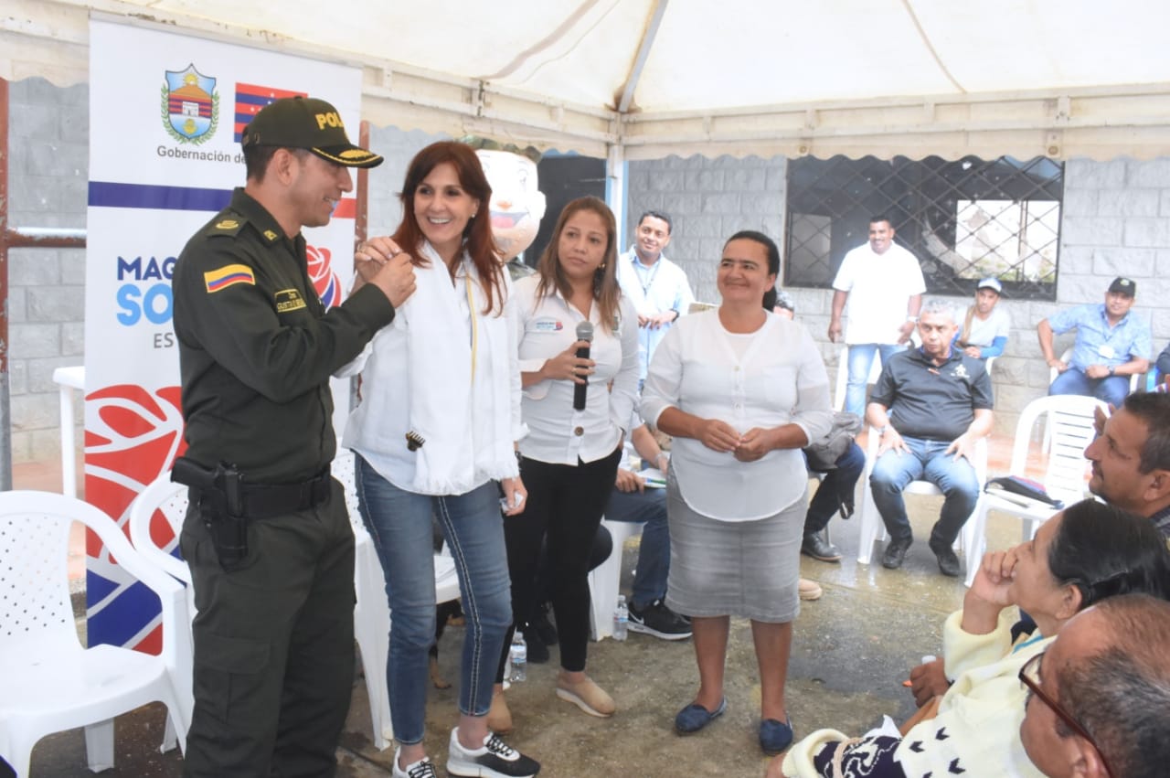 La mandataria departamental hizo entrega de las llaves de la casa en la que se alojará este grupo de uniformados.