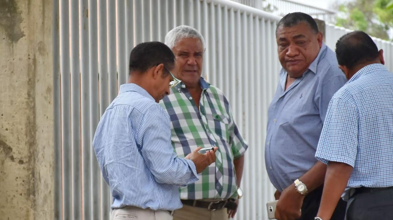 Roberto Guillot (camisa a cuadros), pidió las autoridades esclarecer el accidente en el que murió su hija.