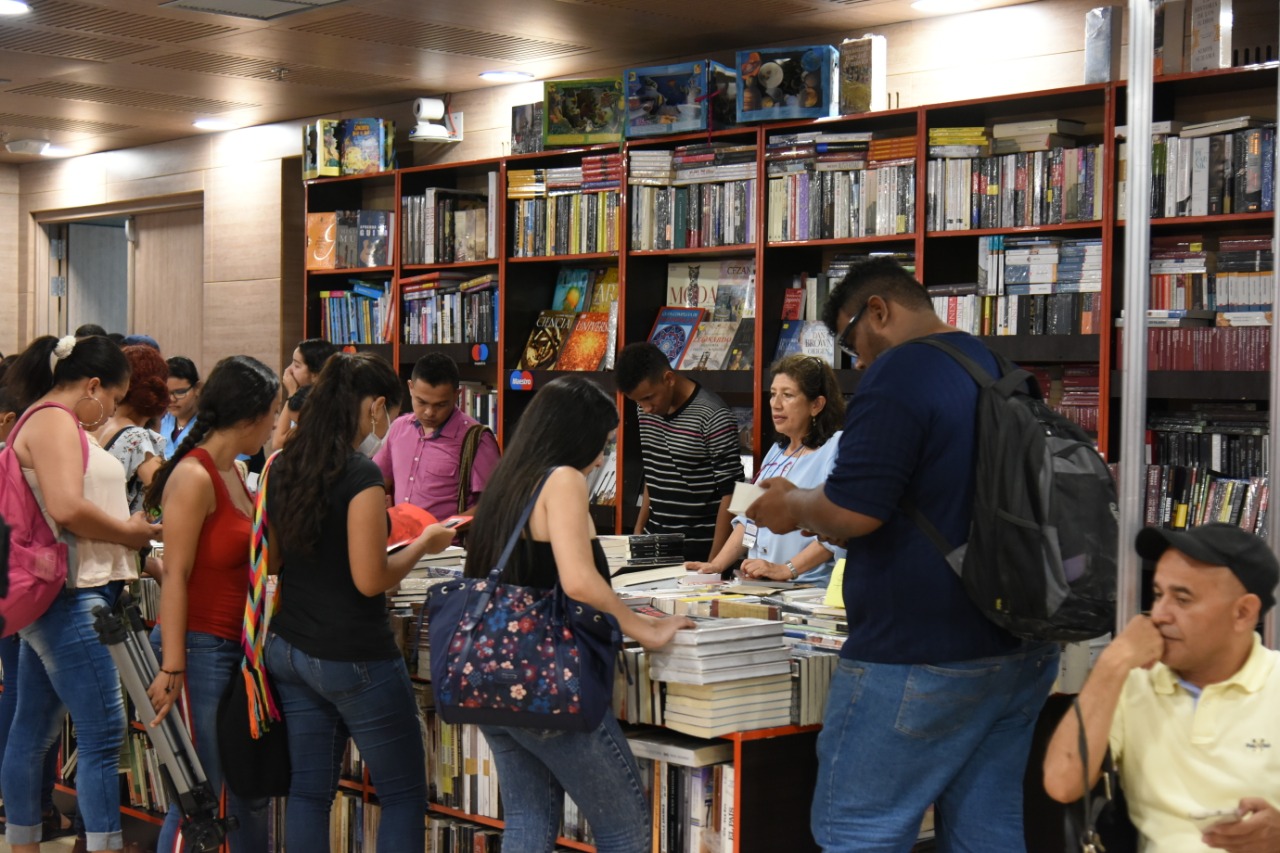 La literatura se constituyó en el género más buscado por los visitantes a la primera Feria del Libro de Santa Marta.