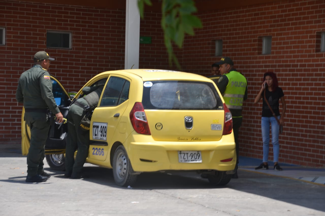 Los policías auxiliaron al conductor y lo llevaron a al Hospital, donde fue atendido por galenos.