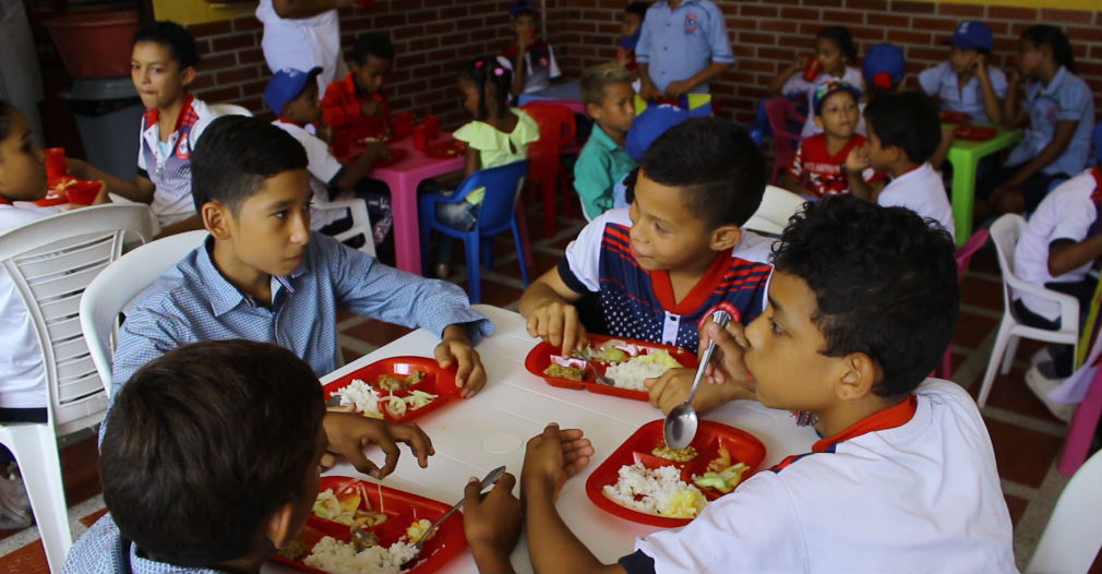 Este programa tiene una cobertura de 130 mil 825 estudiantes, entre niños, niñas, y adolescentes distribuidos en los 28 municipios no certificados.