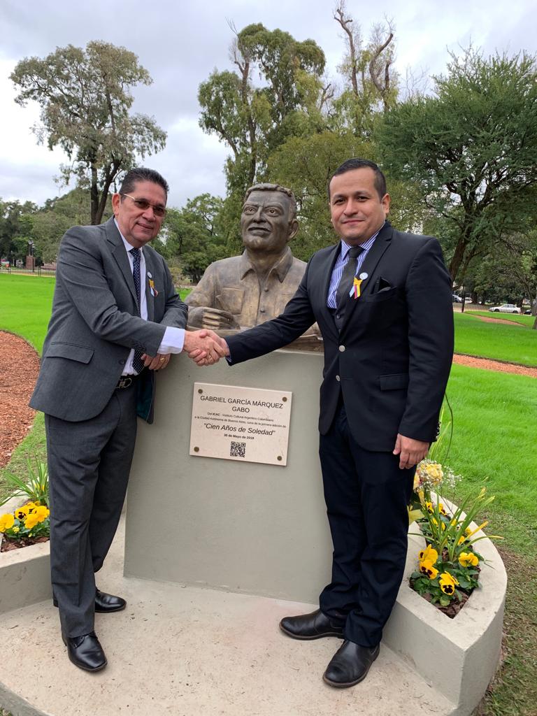 Albert Mendoza Caraballo quien fue uno de los promotores del homenaje a Gabo junto al mandatario de los cataqueros. 