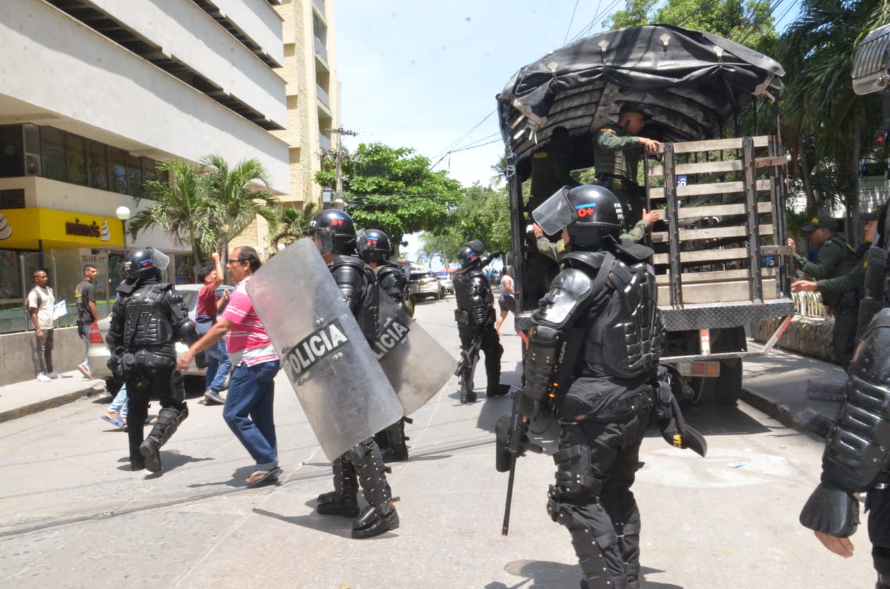 La Policía actuó para replegar a los hinchas capitalinos. 