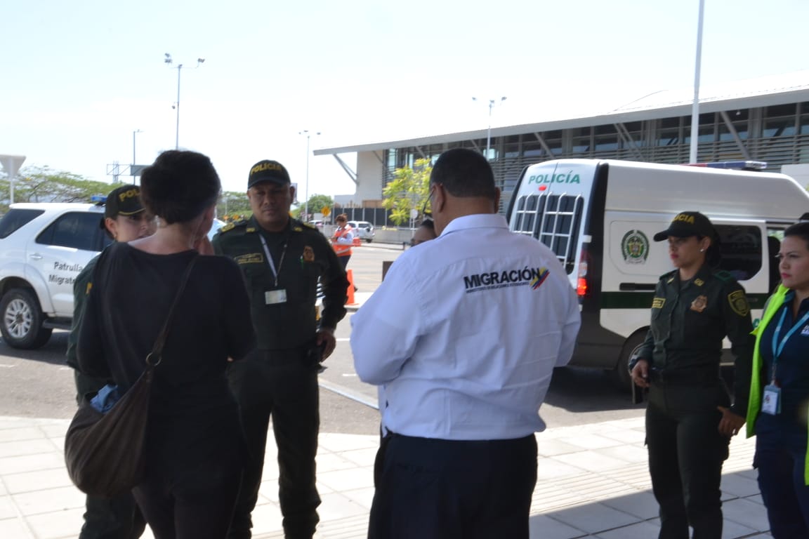 Autoridades intentan persuadir a la mujer de llevarla a un hospitañ