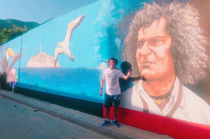 Alberto Gamero visitando el mural en Bastidas.