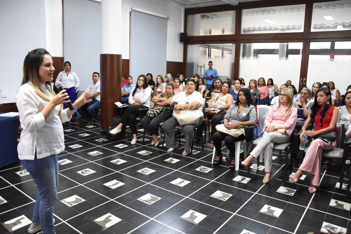 En la jornada brindaron charlas motivadoras a las mujeres y compartieron sus testimonios de vida, sirviendo de modelo para las futuras empresarias.