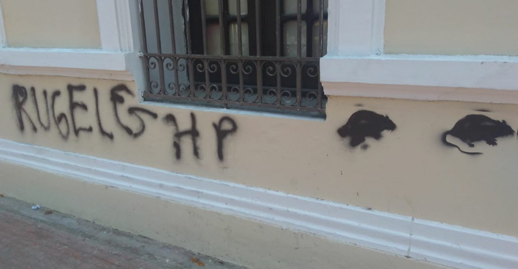 Grafitis en contra de Andrés Rugeles, pintado en la fachada de la Alcaldía.