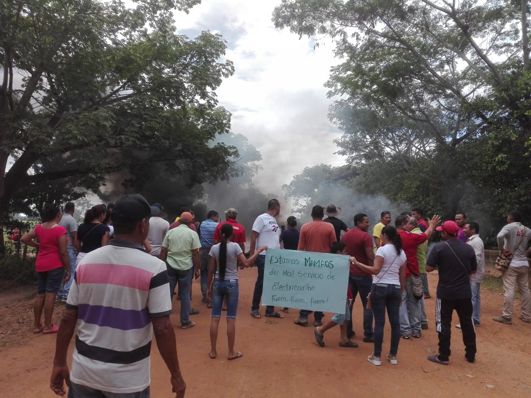 La comunidad se cansó del mal servicio de Electricaribe. 