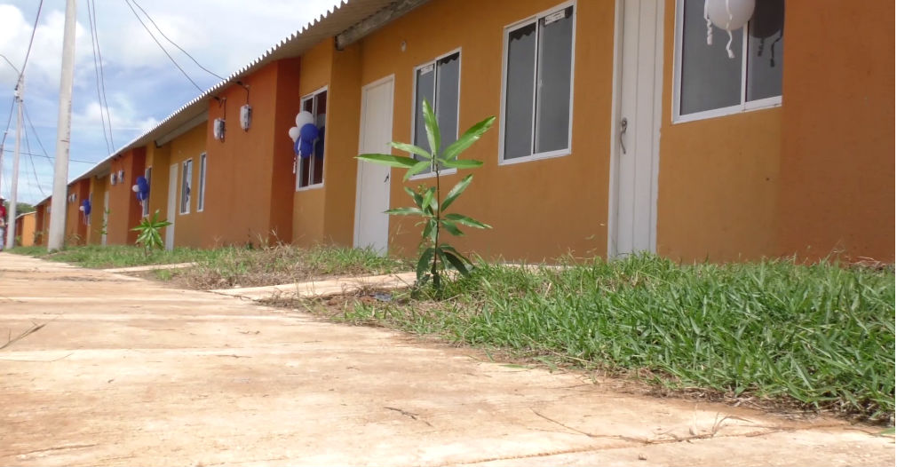 La administración departamental gestionó proyectos de vivienda gratuita y rural en el que se han beneficiado más de tres mil familias.