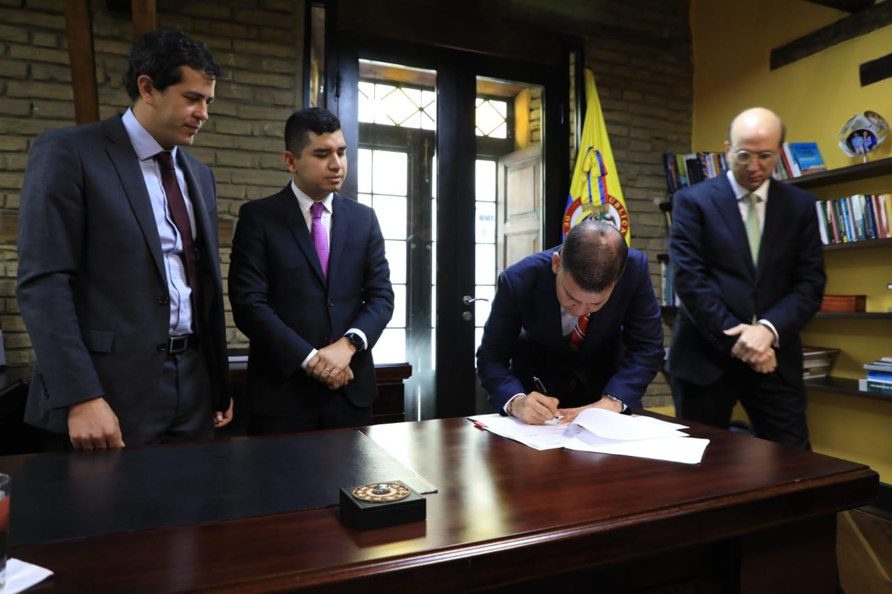 Momento de la firma del convenio entre la Essmar, Minvivienda, la Alcaldía y el BID.