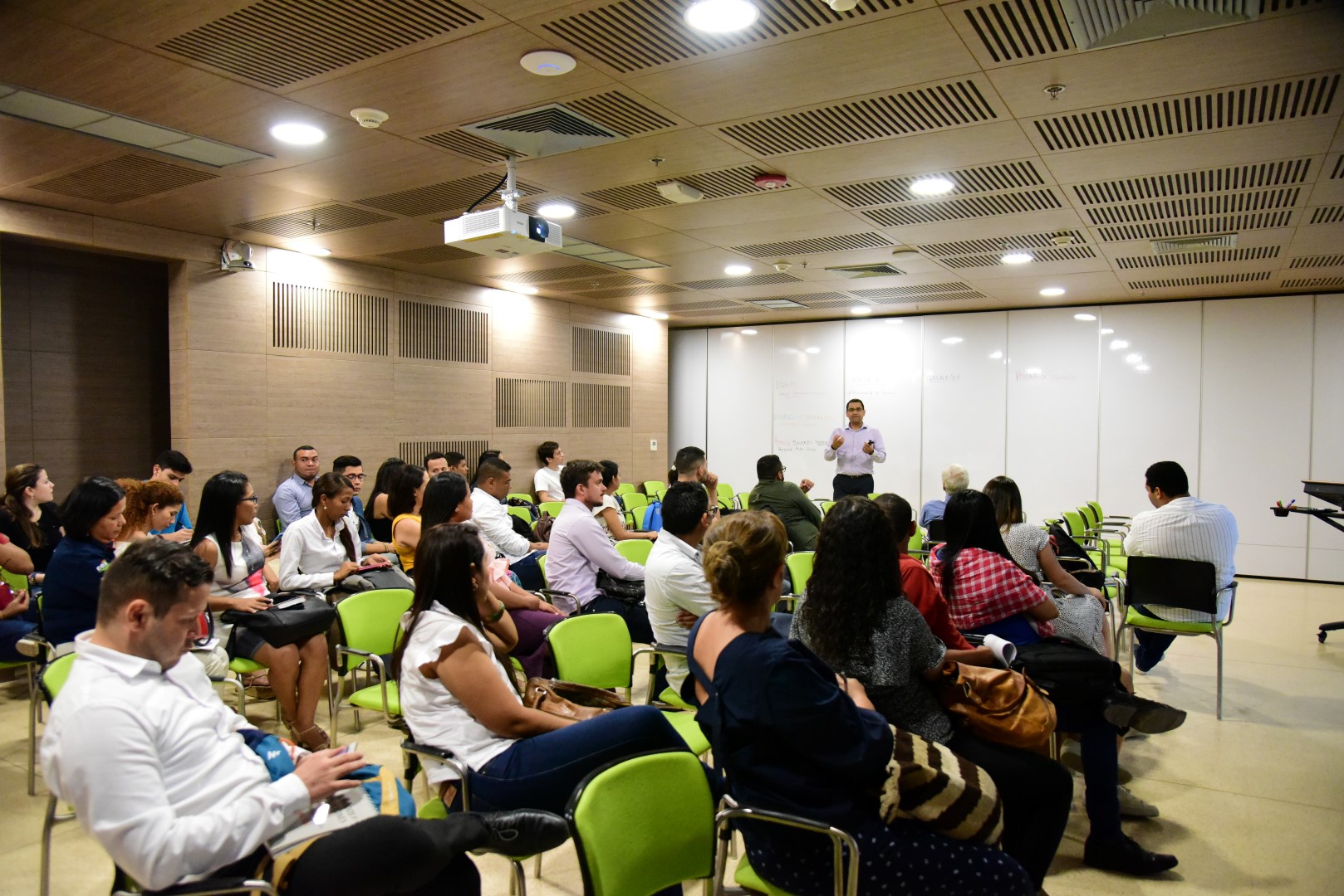 El evento académico busca formar y seguir desarrollando competencias y habilidades en los estudiantes que les permitan proyectarse mejor en sus cargos y proyectos.