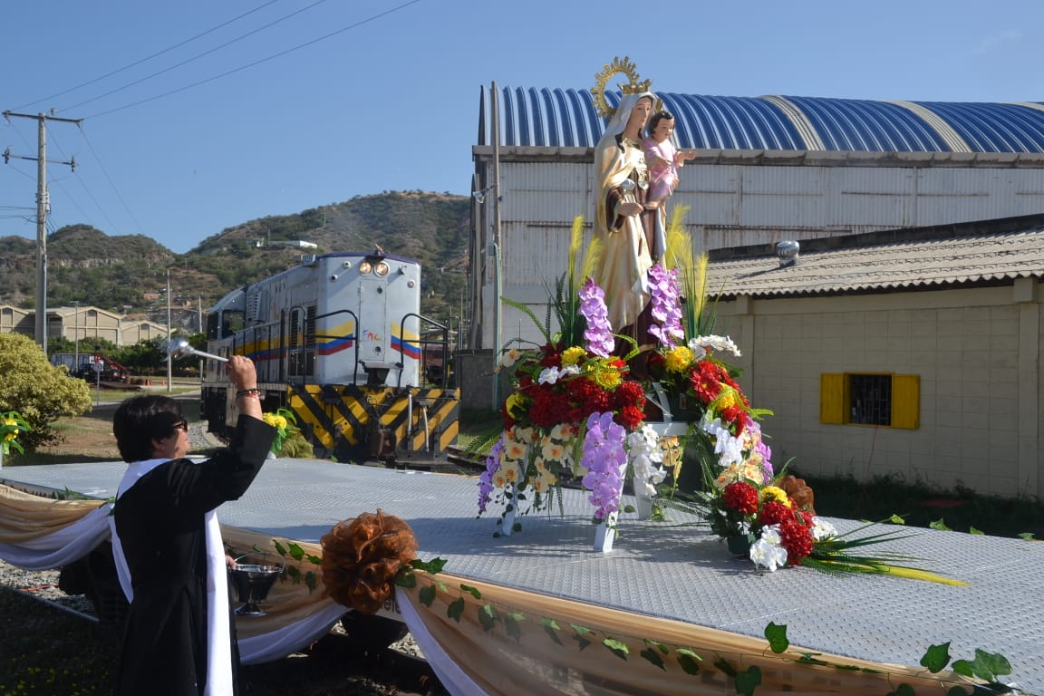 Antes de salir, un sacerdote bendijo la imagen de la virgen. 