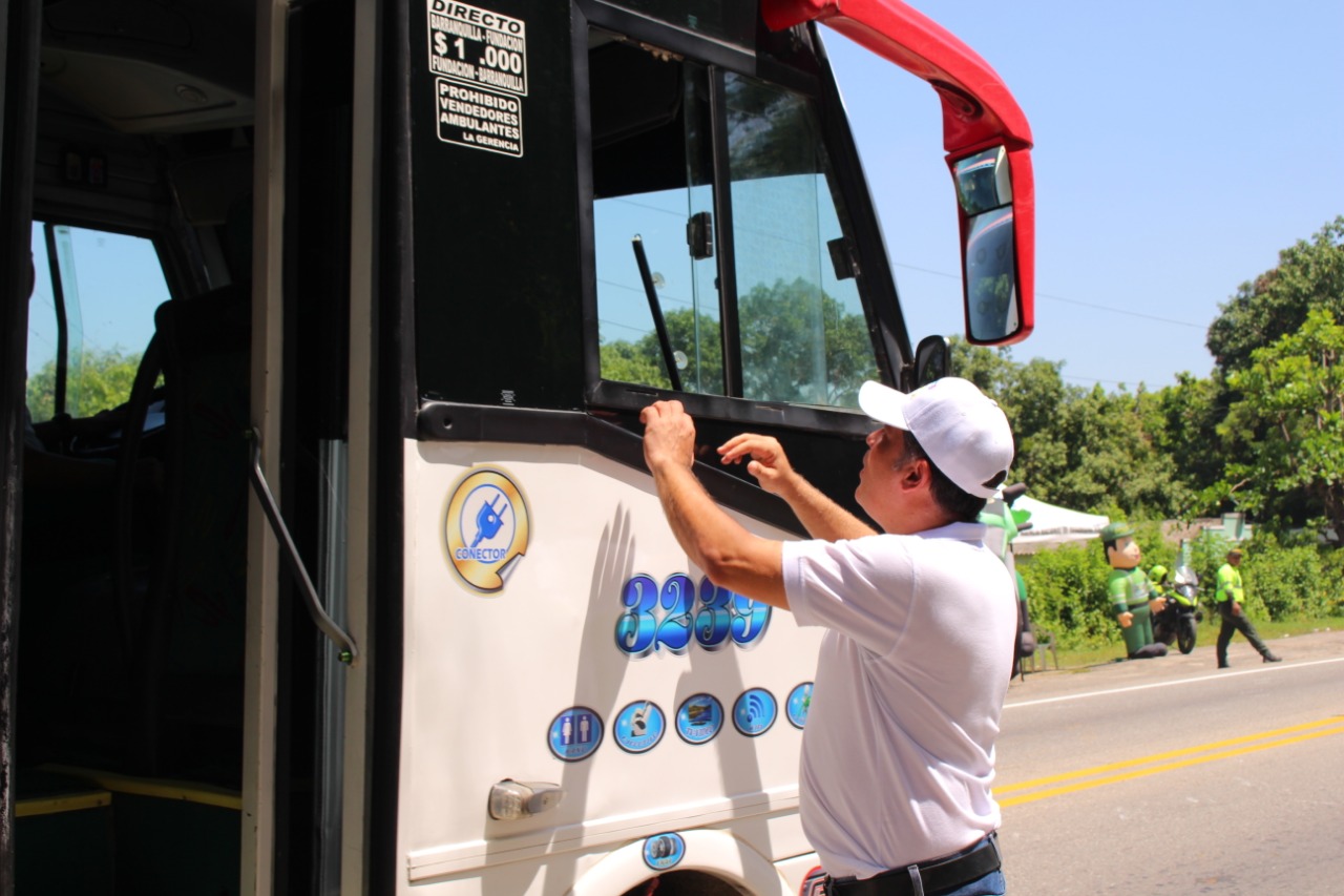 Castañeda Amashta se subió a los buses de transporte intermunicipales e interdepartamentales para mostrarle a pasajeros y conductores las causas y cifras de accidentalidad en el Departamento.