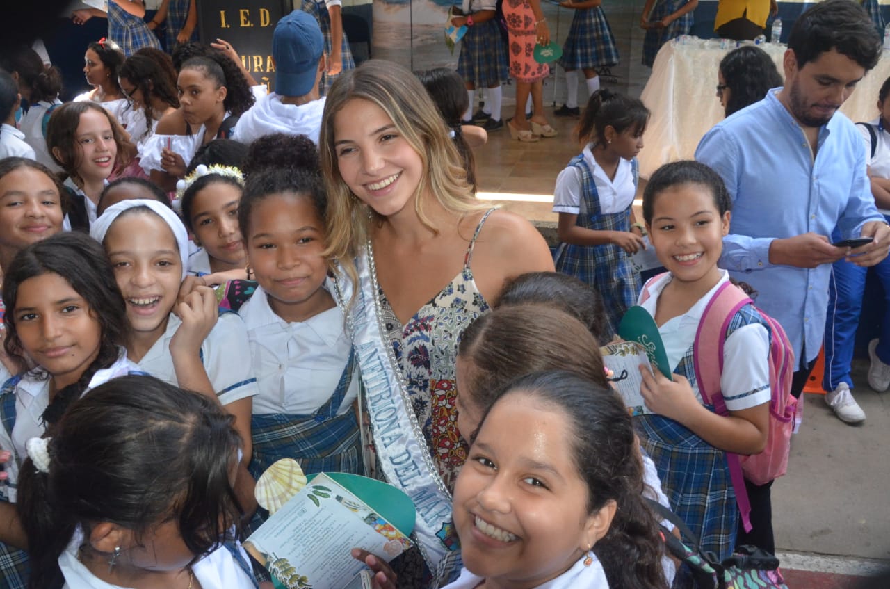 Las estudiantes recibieron con mucho amor a la soberana de los mares samarios.