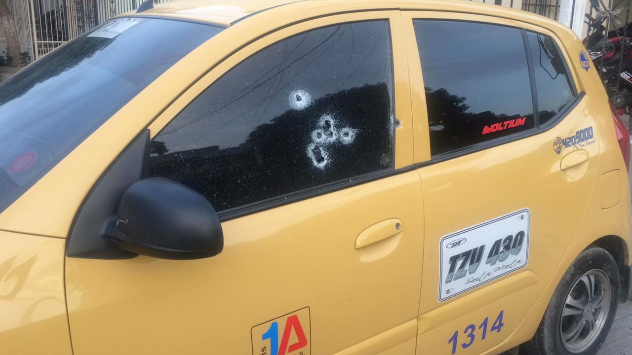 Así quedó el taxi donde se encontraba descansando el capturado.