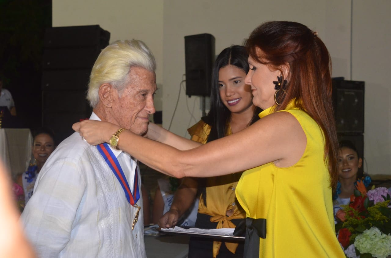 Don Pepe Alzamora recibiendo la distinción por parte de la Gobernadora del Magdalena, Rosa Cotes de Zúñiga.