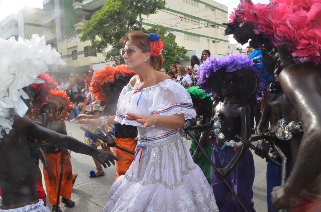 La Gobernadora del Magdalena, Rosa Cotes de Zúñiga también disfrutó del desfile.