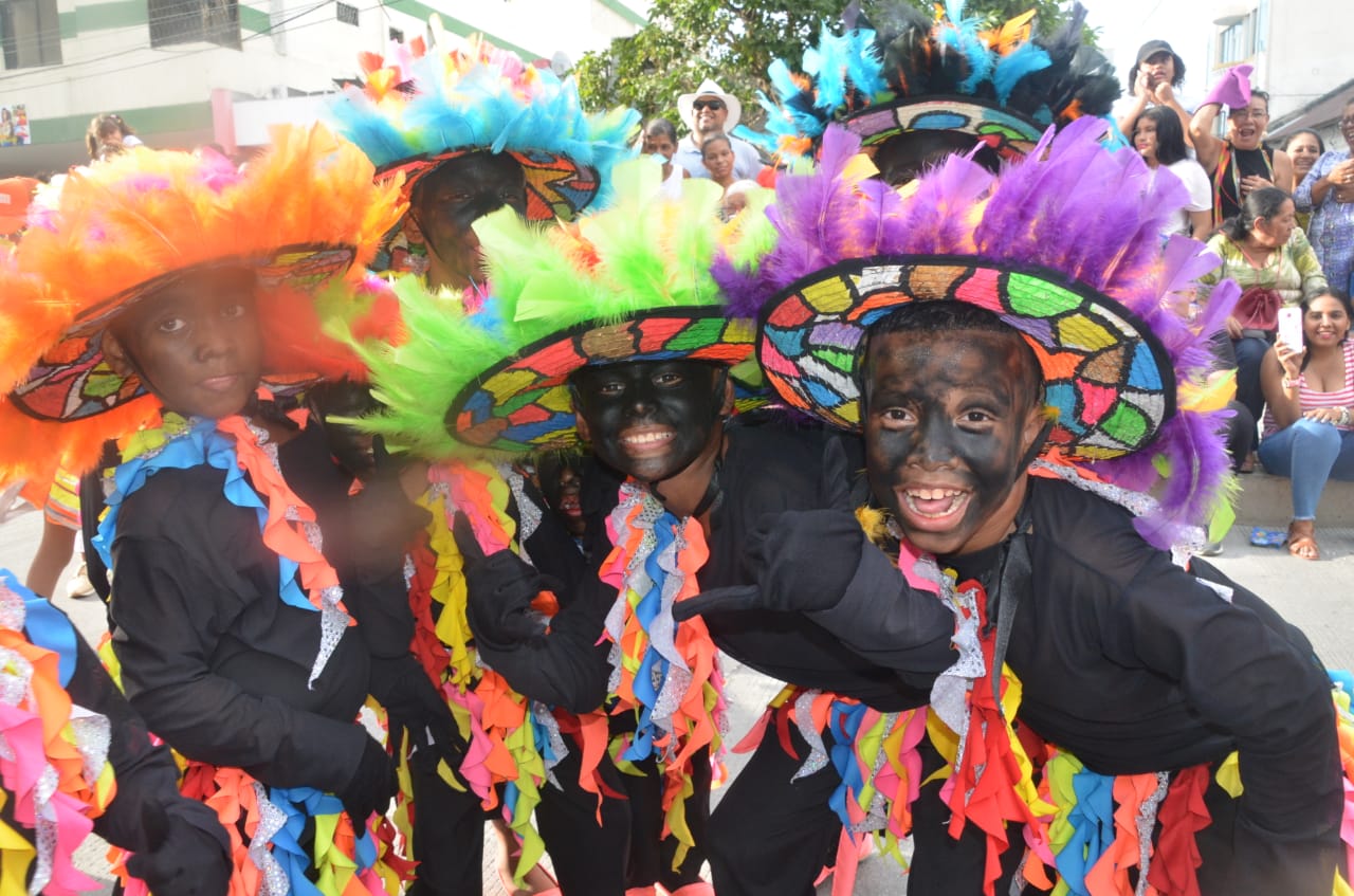 Grupos folclóricos presentes en el desfile.