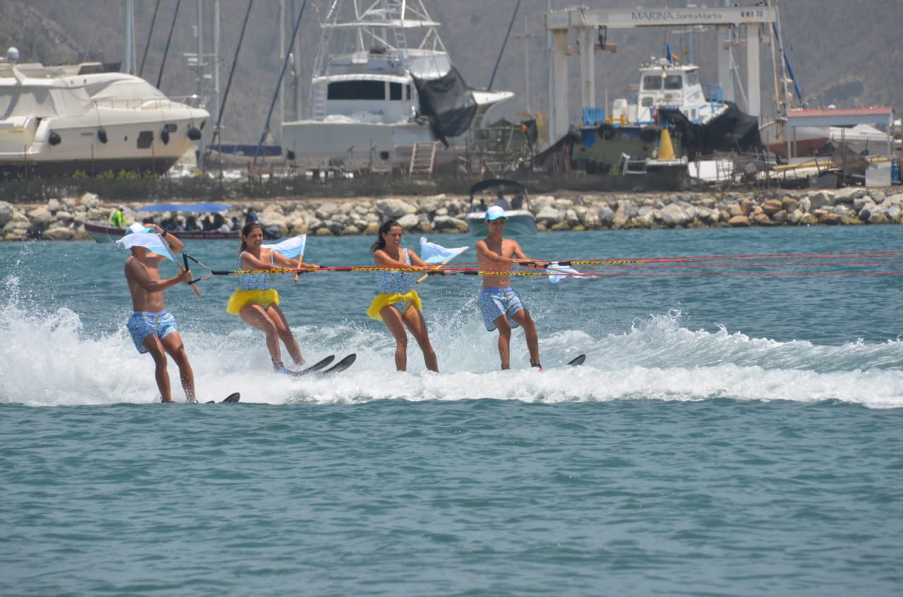 Salida con las banderas de Santa Marta