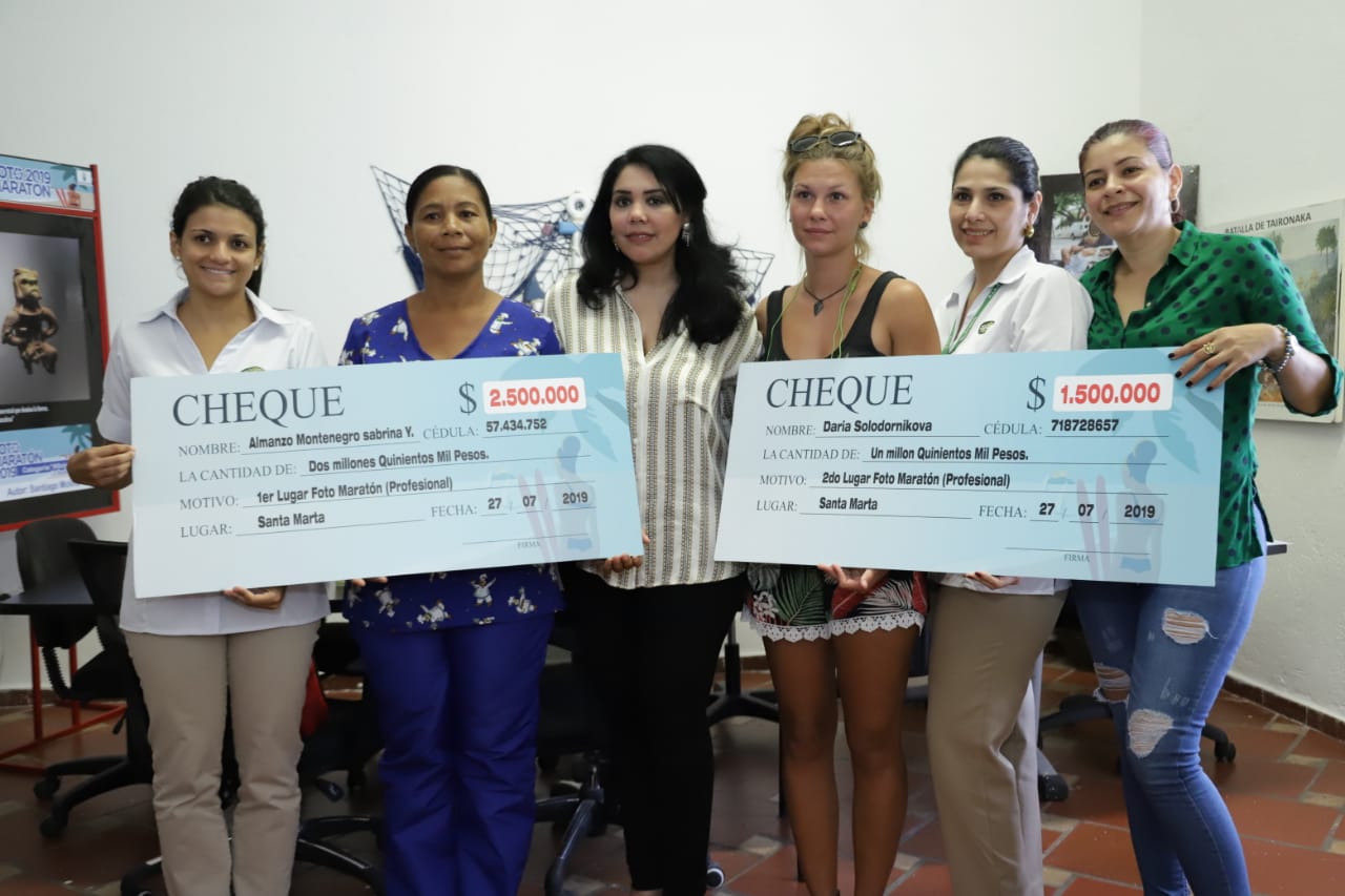 Cindy Zawady, secretaria de Cultura y Daabon hacen entrega de los premios a los ganadores Fotomaratón 