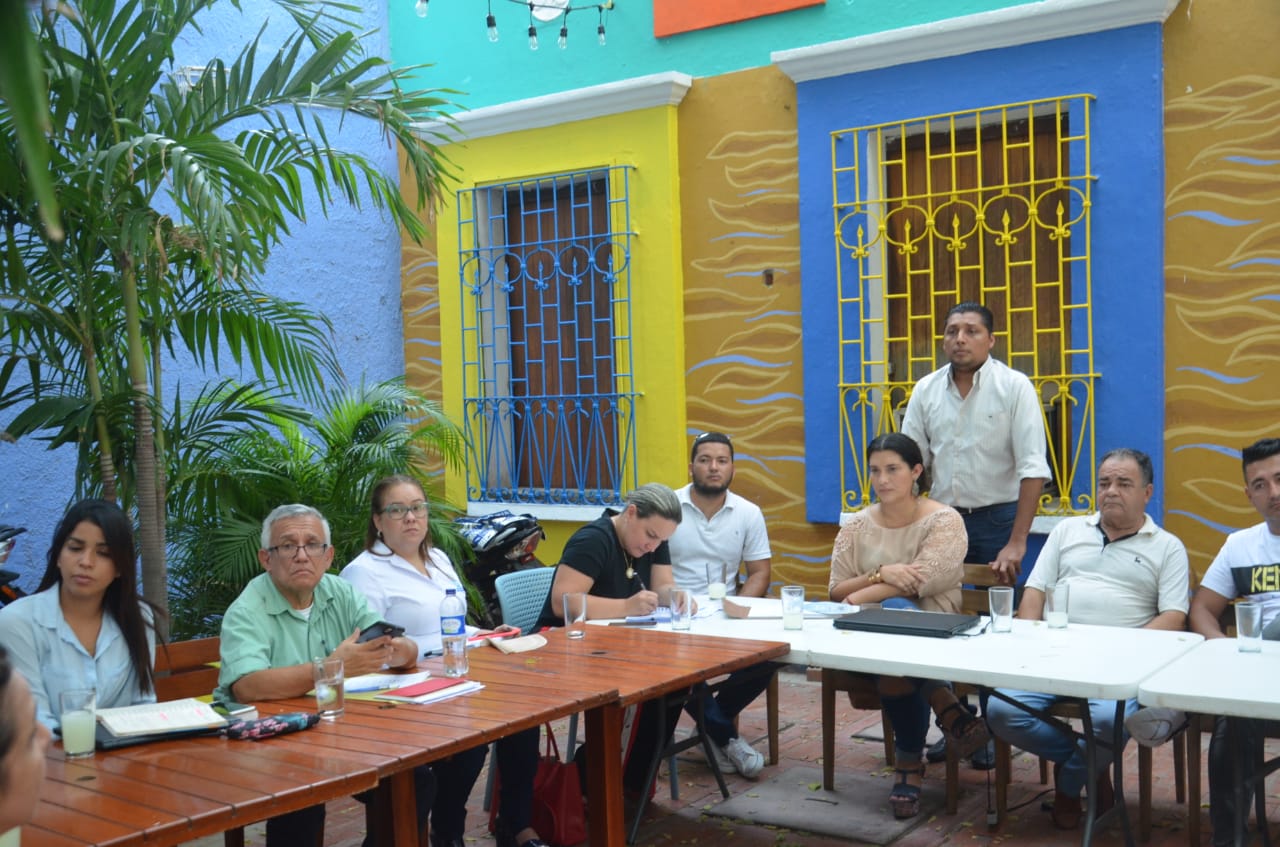 Secretario de Gobierno, Adolfo Bula junto a comerciantes del Centro