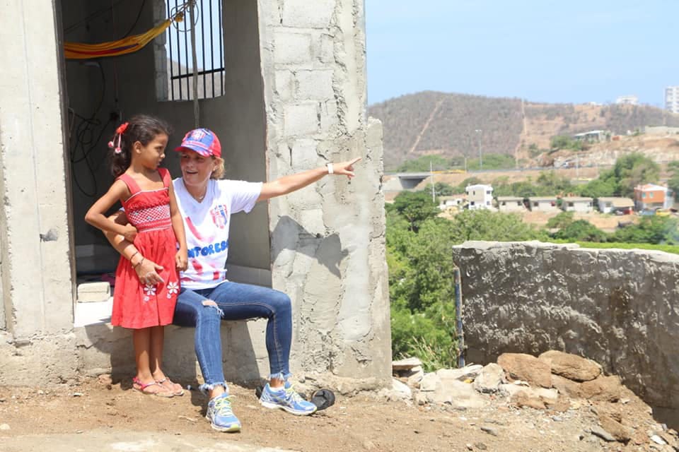 Luz María Cotes con una niña de la comunidad