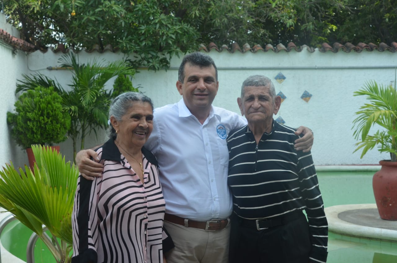 Humberto Díaz junto a sus padres.