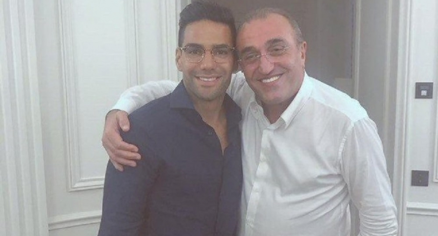 Falcao con Abdurrahim Albayarak, vicepresidente del Galatasaray