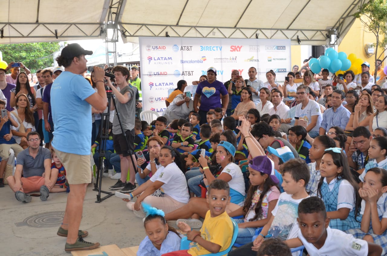 Carlos Vives dirigiéndose a la comunidad del barrio Pescaíto.