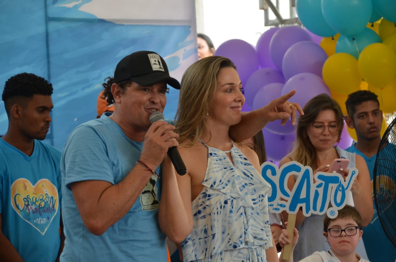 Carlos Vives y Claudia Elena Vásquez, durante la inauguración de la ludoteca en Pescaíto.