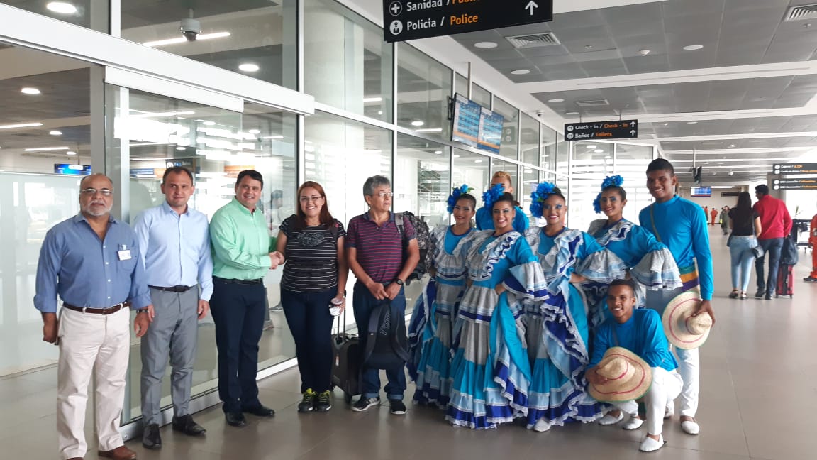 Los pasajeros fueron recibidos por un grupo folclórico en el aeropuerto de Santa Marta. 