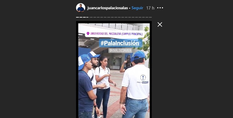 Juan Carlos Palacio hablando con estudiantes con discapacidad auditiva para asegurar que su campaña será incluyente.