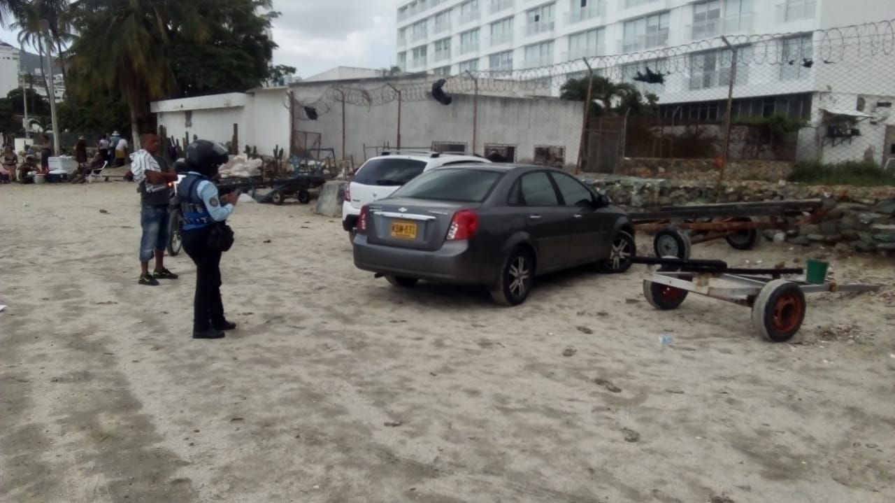 Vehículo estacionado en la playa de El Rodadero. 