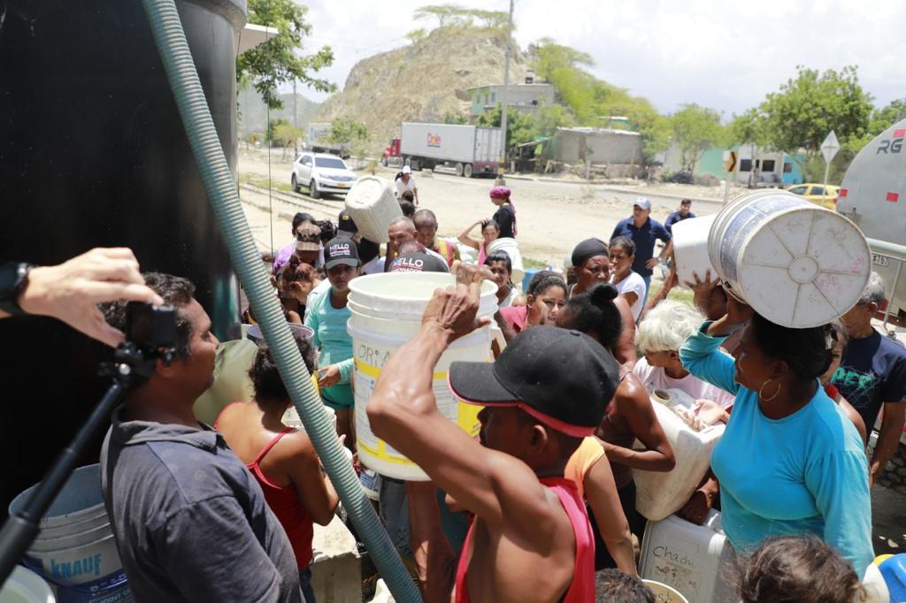 El agua es una necesidad permanente de los pobladores de barrios populares en Santa Marta.