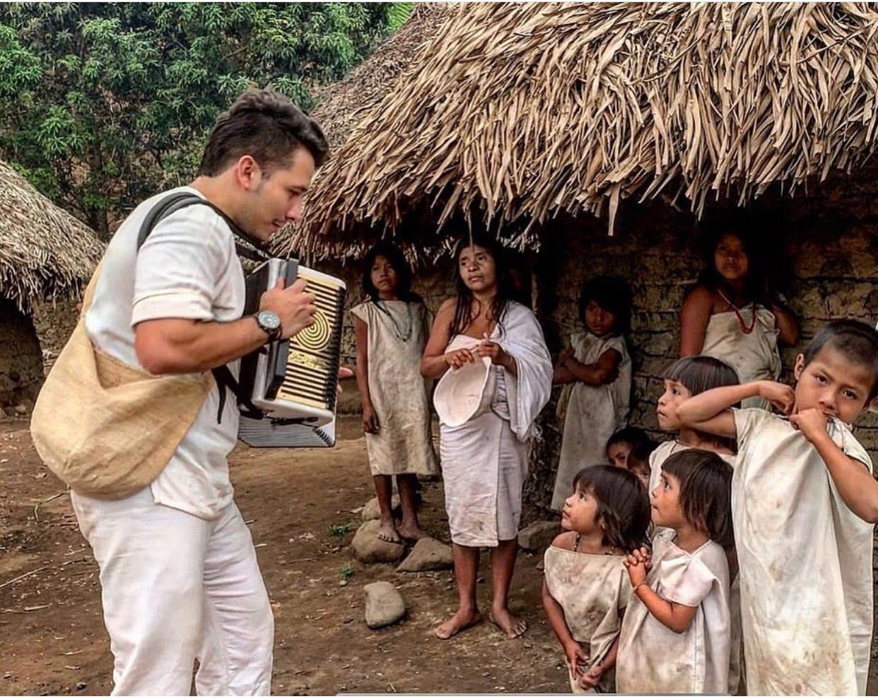 Tocando el acordeón para los niños de la Sierra Nevada de Santa Marta.