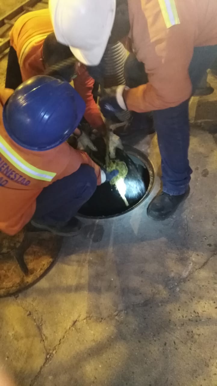 Un grupo de trabajadores de la Essmar ha trabajado durante varios días en el Centro de la ciudad., cuatro operarios y un equipo succión-presión.