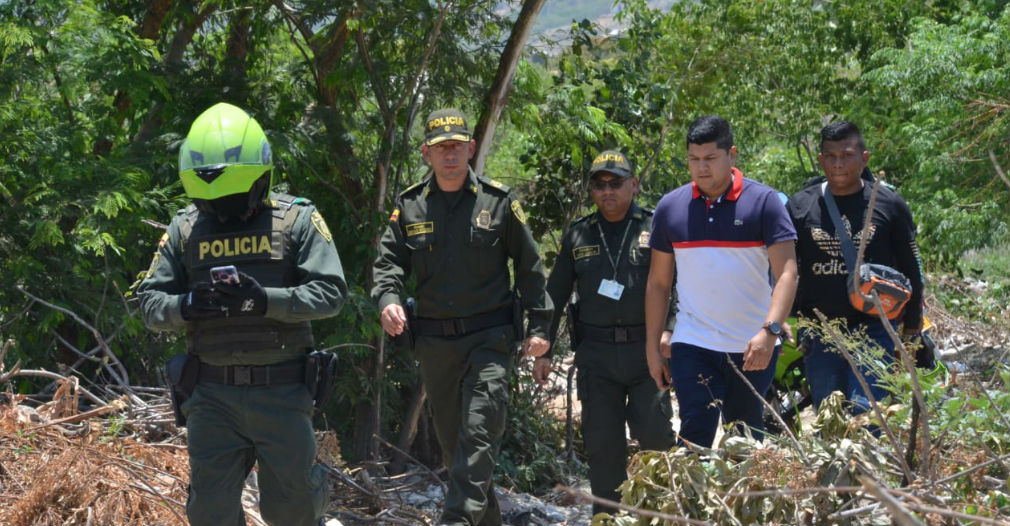 El coronel de la Policía Metropolitana informó que el cuerpo presentó una herida en el cuello. 