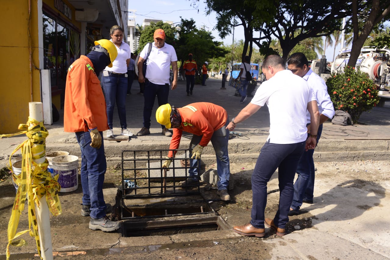 Cambio de rejilla en el Centro Histórico de Santa Marta.