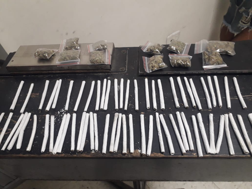 La Policía les halló dos morrales en los que tenían 52 cigarrillos hechos con marihuana y 11 dosis empacadas en bolsitas plásticas 