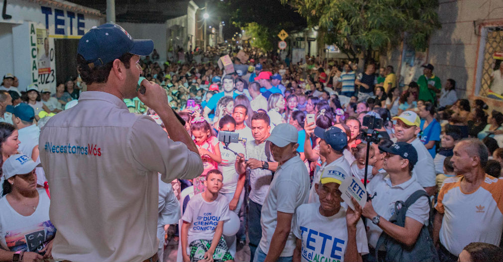 El Mello compartiendo con simpatizantes de su campaña.